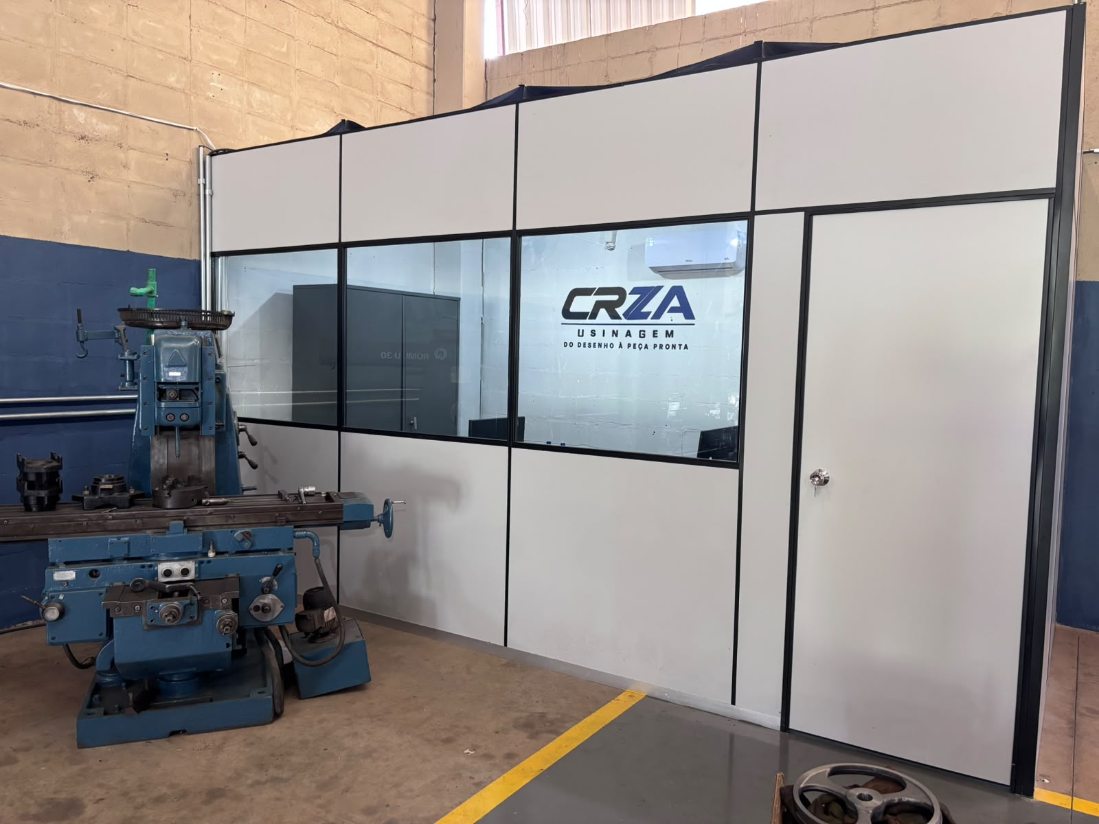 Espaço da CRZA com a marca na parede
